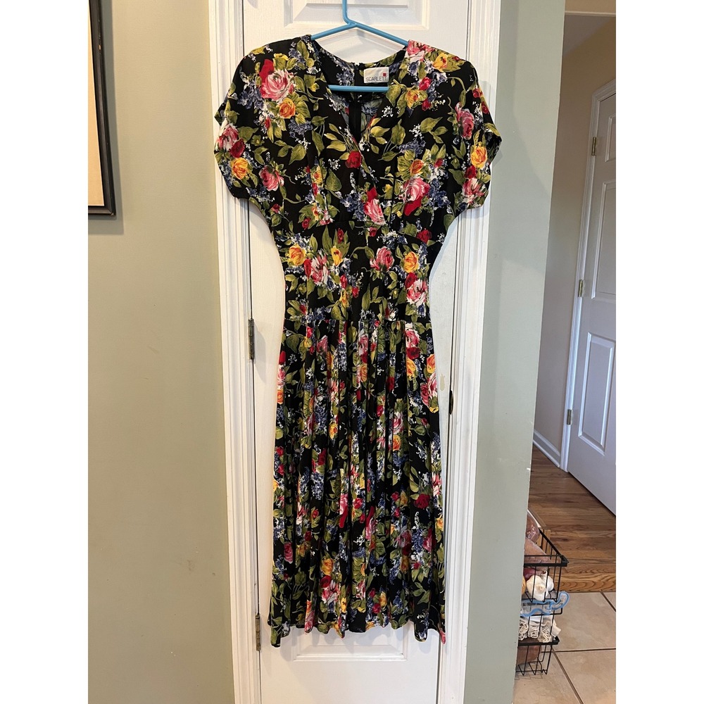 Scarlett Vintage Floral Midi Dress Black Short Sleeve V-Neck Pleated M